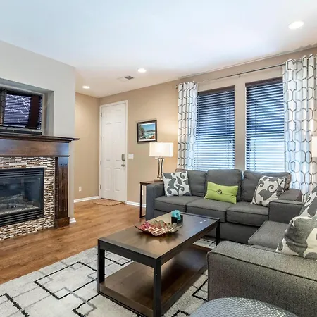 Spacious Family Friendly Townhome In Central Park